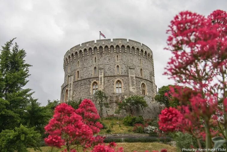 Round tower. Виндзорский замок башня. Виндзорский замок Брунсвикской башни. Виндзорский замок с круглой башней Англия. Круглый замок.