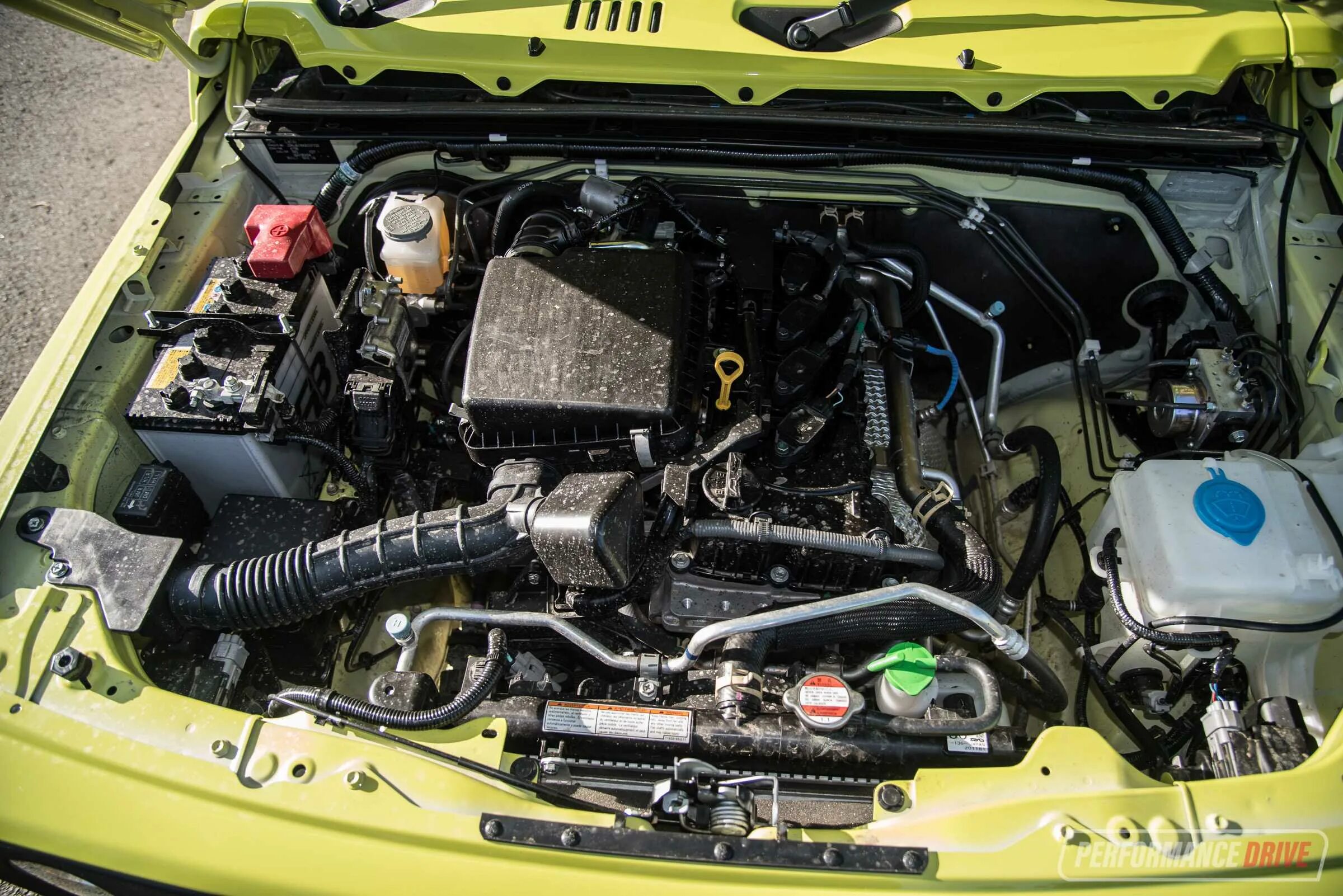 Какой двигатель стоит сузуки. Сузуки джимни 2025 под капотом. jimny 2019 под капотом. suzuki jimny 2025 двигатель. suzuki jimny 2019 двигатель.