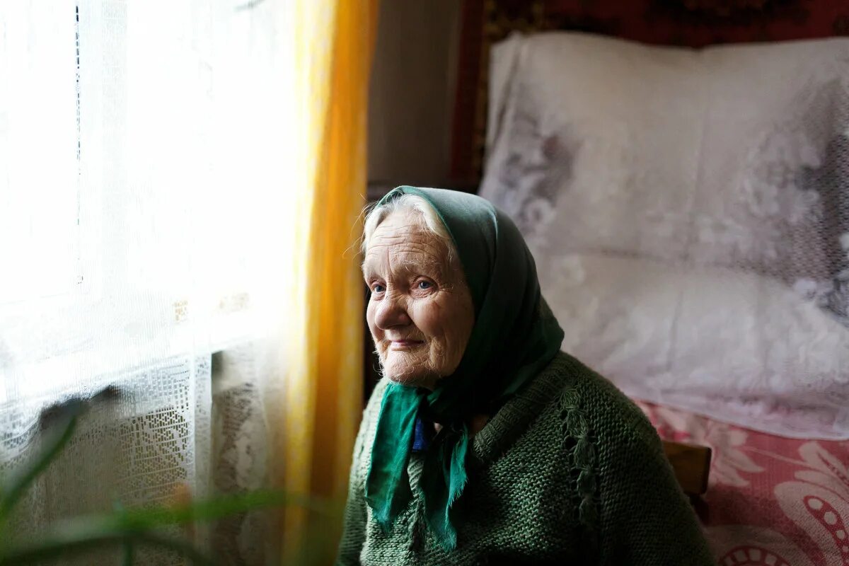 Старушка у окна. Бабушка у окна. Старушка ждет у окна. Бабушка у окна фото.