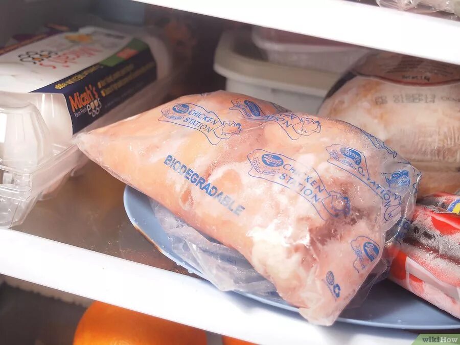 Замороженная курица в морозилке. Размораживание мяса птицы. Сколько размораживать курицу в холодильнике