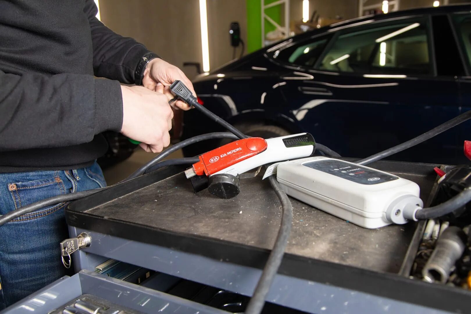 Техобслуживание электромобиля. Сервис электромобилей. Tesla сервис. Зарядные станции для электромобилей в паркинге. Автосервис тесла.