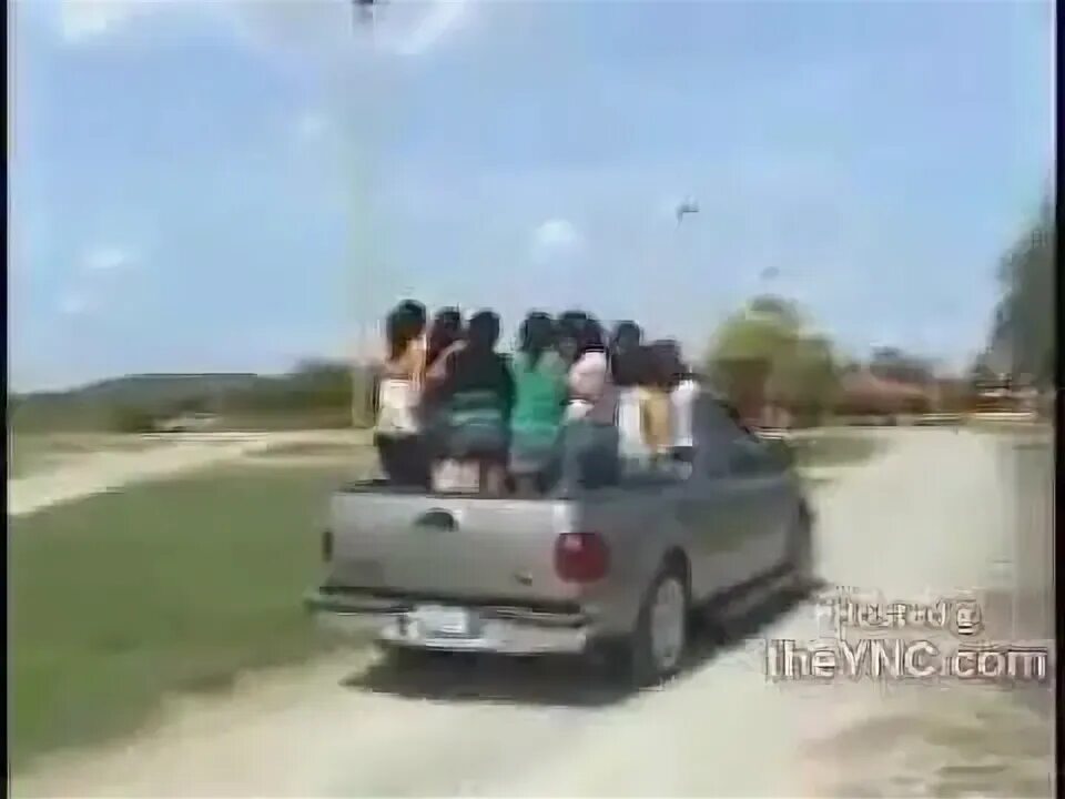 Девушка прыгает в машине