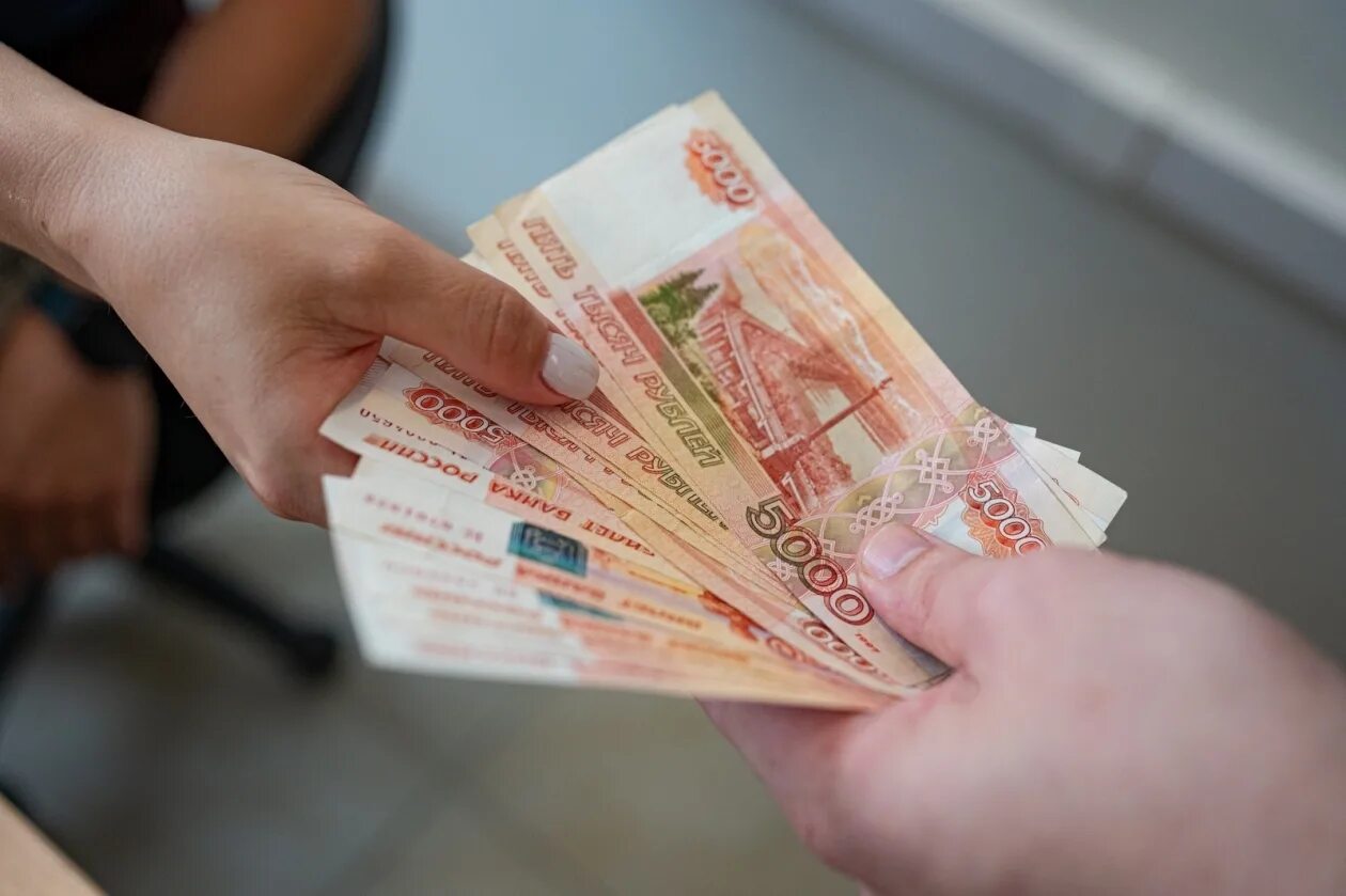 Как называется выдача денег. 20 тысяч рублей в руках. 40 тысяч рублей. денежное пособие. выплата денег.