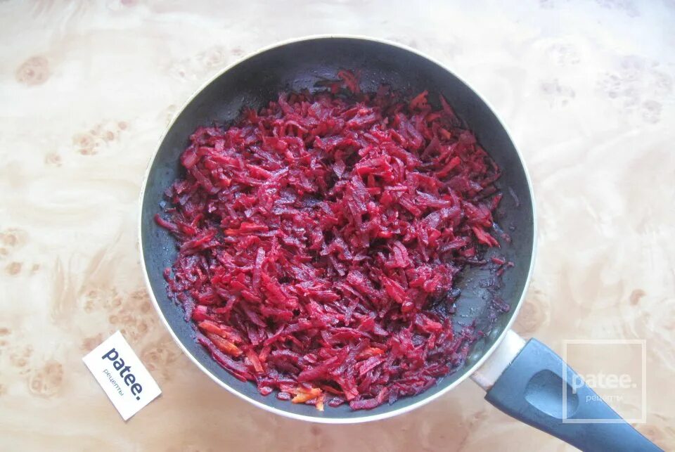 Тушеная свекла с морковью. Свеклу тушим с томатом. Салат винегрет овощной. Свекла с морковью тушеная. Тушеная свекла с морковью.