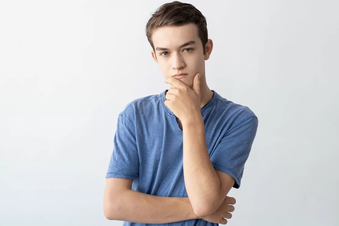 New young men. Задумчивый подросток. Подросток задумался. Подросток думает. Фотография задумчивого подростка.