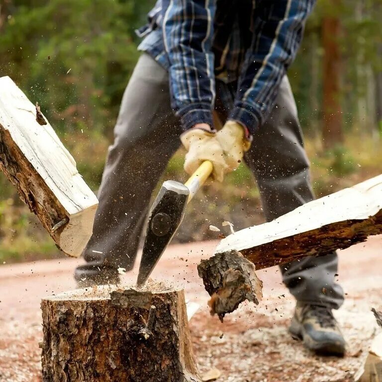 Дрова колют топором. Колка дров. Рубить дрова. Колоть дрова. Топор для дров.