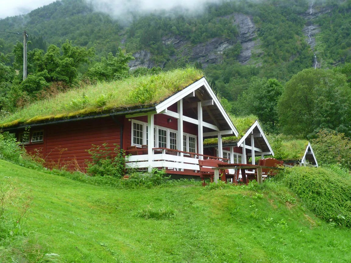 Земляная крыша. Зеленая кровля Норвегия. Зеленая кровля Скандинавия. Земляные крыши в Норвегии. Норвегия дома с травой на крыше.