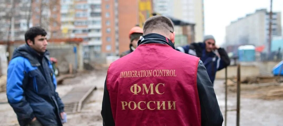 Что теперь будет с мигрантами в россии. ФМС на стройке. Мигранты в России. ФМС России. Стройка и миграционная служба.