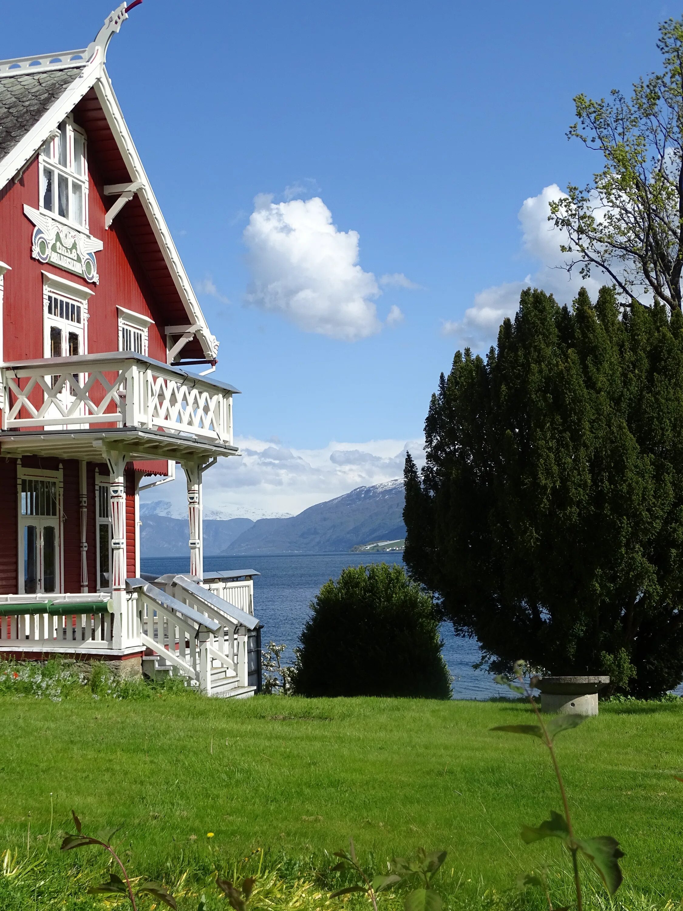 Норвегия Скандинавия. Норвежские домики. Домик на Холме. Норвегия красивые домики.