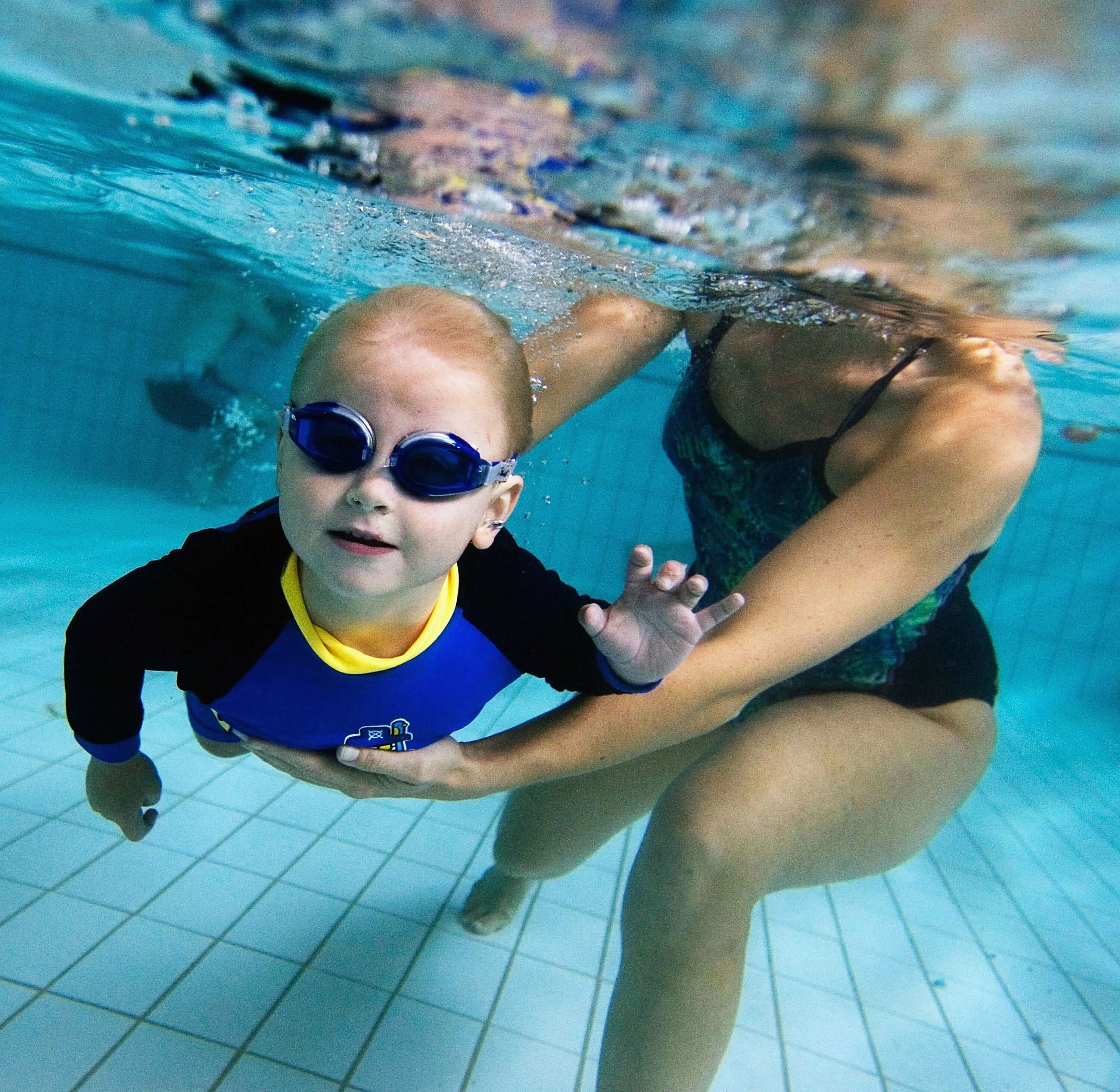 The children are swimming. Плавание дети. Занятия в бассейне для детей. Дети в бассейне. Детское плавание в бассейне.