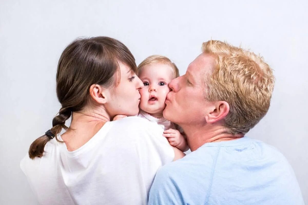 Mom and father. Материнство и отцовство. Объятия родителей и детей. Родители и дети. Любовь родителей.