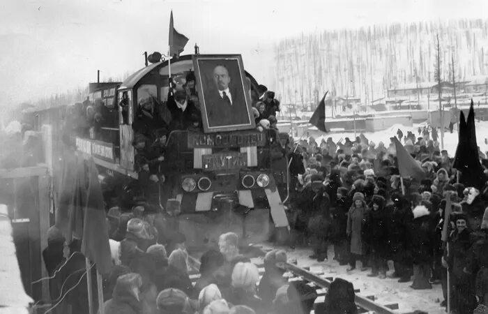 Первый поезд комсомольская. Встреча первого поезда. первый поезд в якутии 1976 года. вам фото отряд якутский комсомолец.