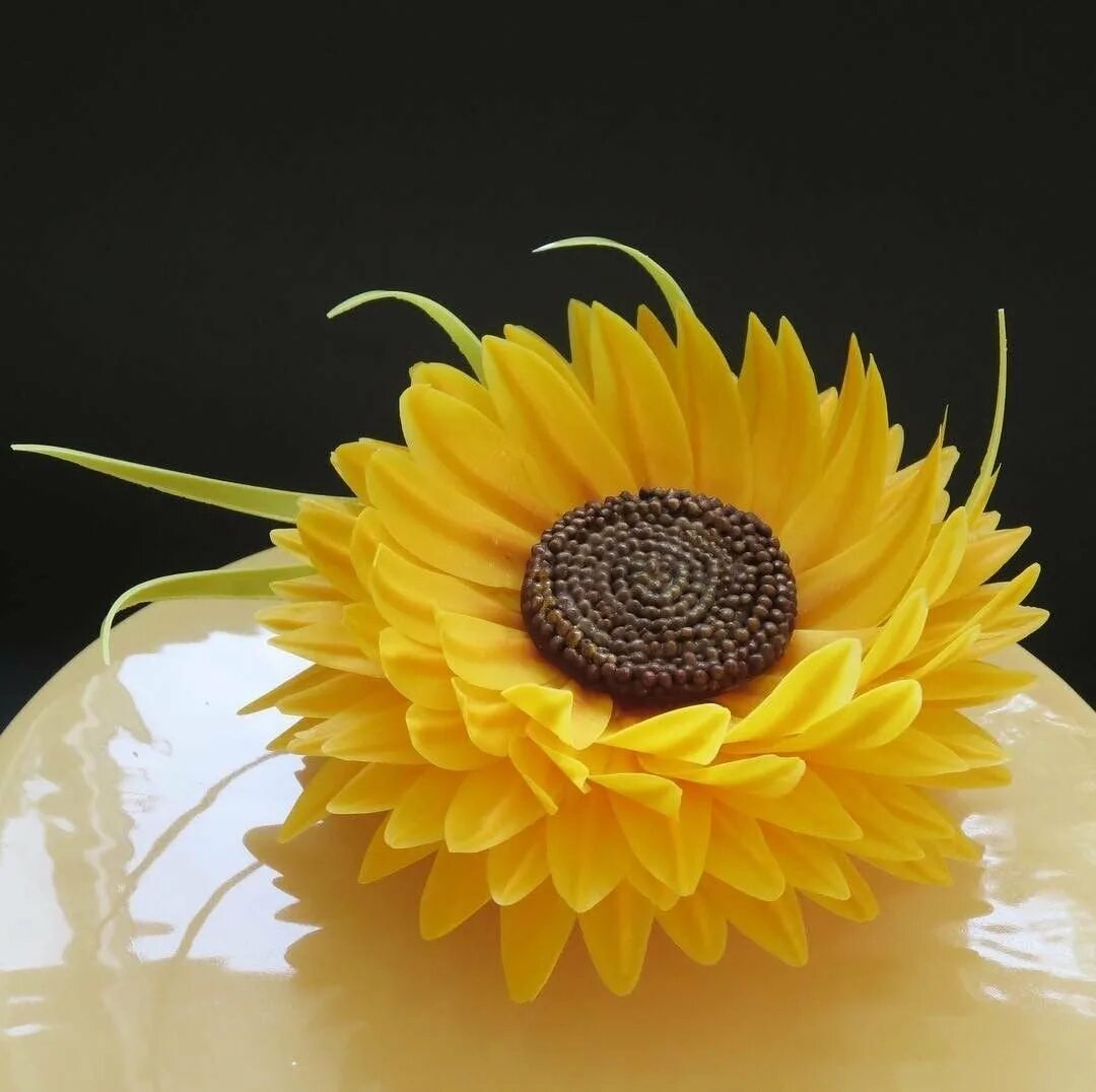 Торт с подсолнухами из крема. Подсолнух из крема. Торт с подсолнухами. Торт подсолнух. Торт подсолнух.