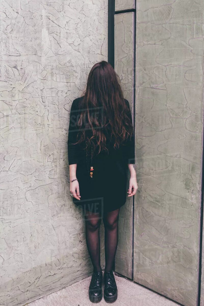 Стоит в углу. Девочка стоит в углу. Девушка плачет в углу. Девушка на коленях на полу. Девушка в углу.