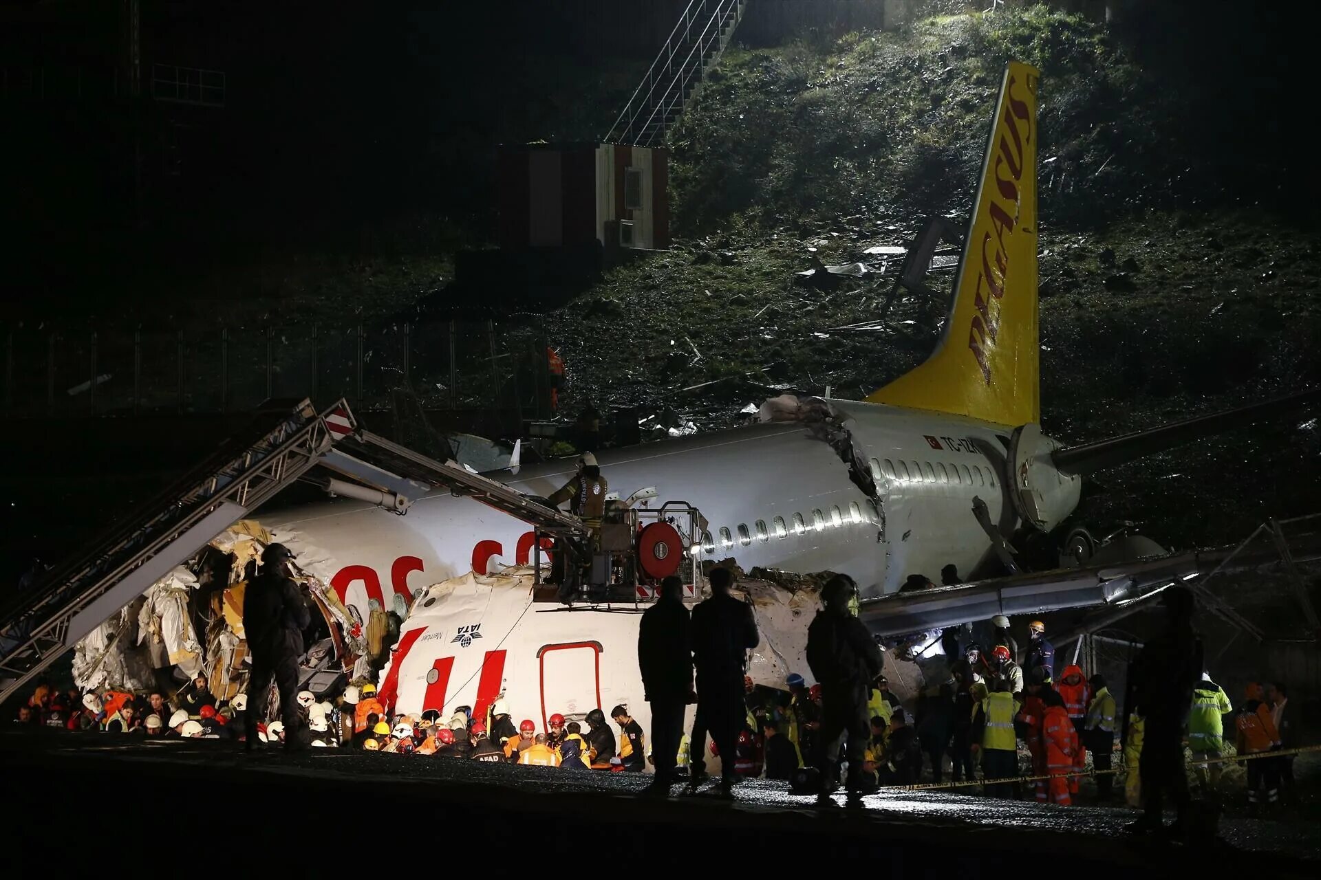 Была ли авиакатастрофа. Боинг 737 авиакатастрофа. Крушение Boeing 737 в Стамбуле.