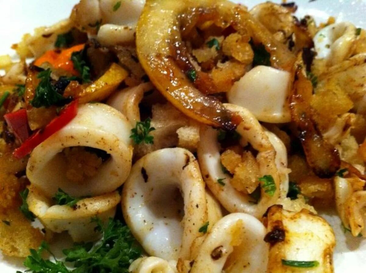 блюдо с кальмаром на праздничный стол. кольца кальмара с грибами и овощами. блюда из кальмара на второе. блюда из кальмара на второе. блюда на конкурс кальмар.