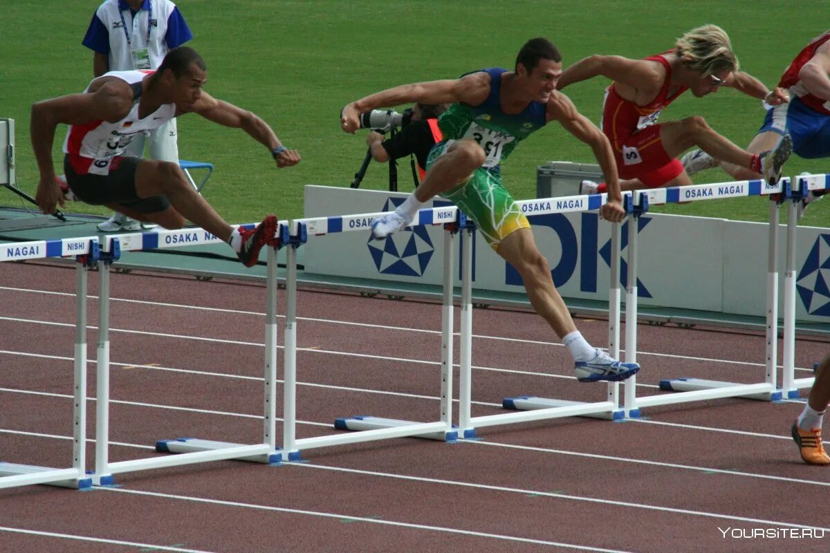 Перейти барьер. Прыжки через препятствия. Барьерный бег в легкой атлетике. Бег с препятствиями в легкой атлетике. Барьерный бег техника выполнения.