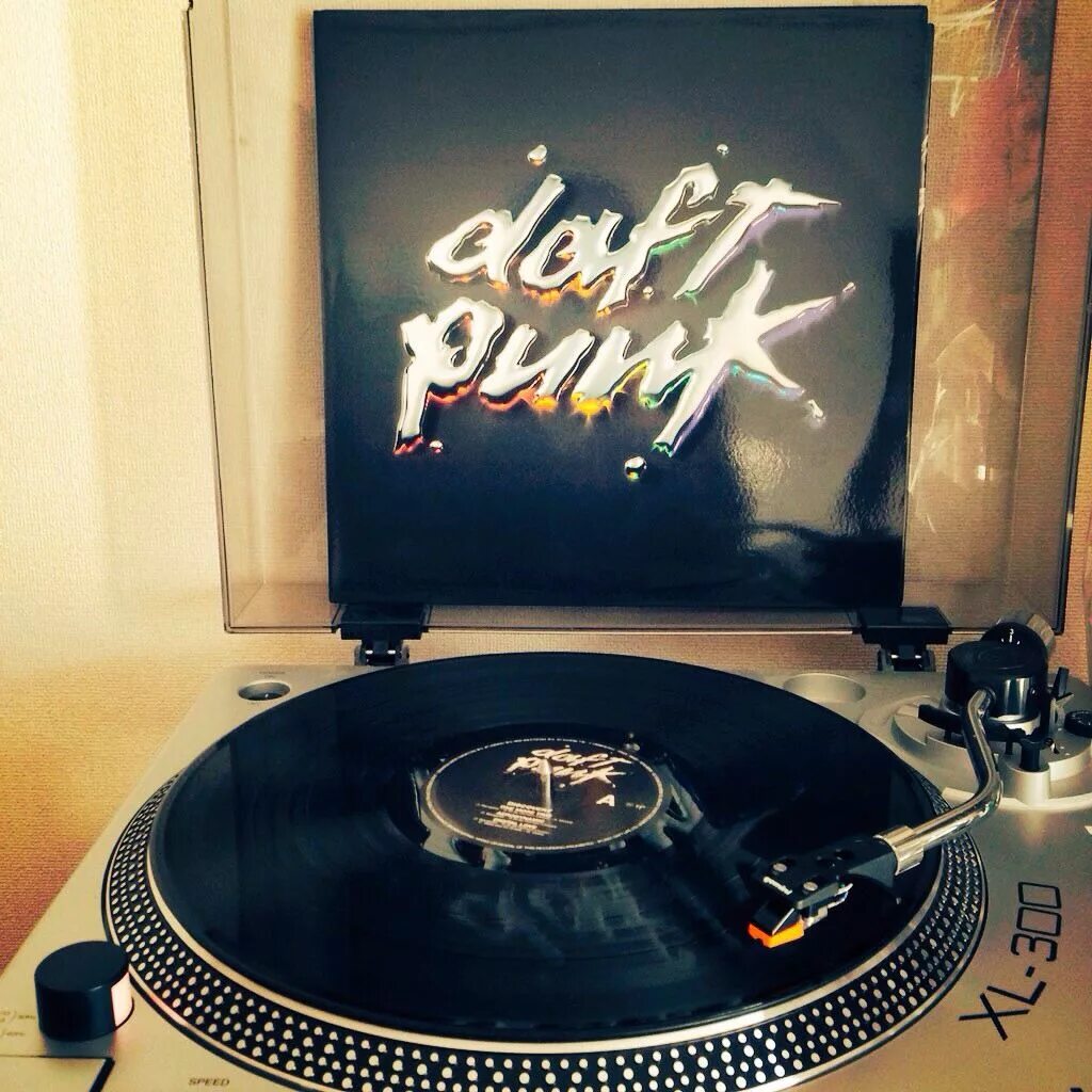 Музыка 280. Виниловые пластинки Daft Punk. Daft Punk Discovery Vinyl. Дафт панк винил. Пластинка Daft Punk винил.