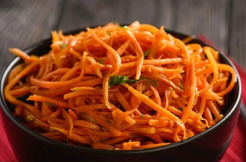 Морковь с уксусом рецепт. Салат с капустой и морковкой. Салат с капустой и морковью с уксусом и сахаром. Морковь с уксусом рецепт. Лапша оранжевого цвета с кинзой.