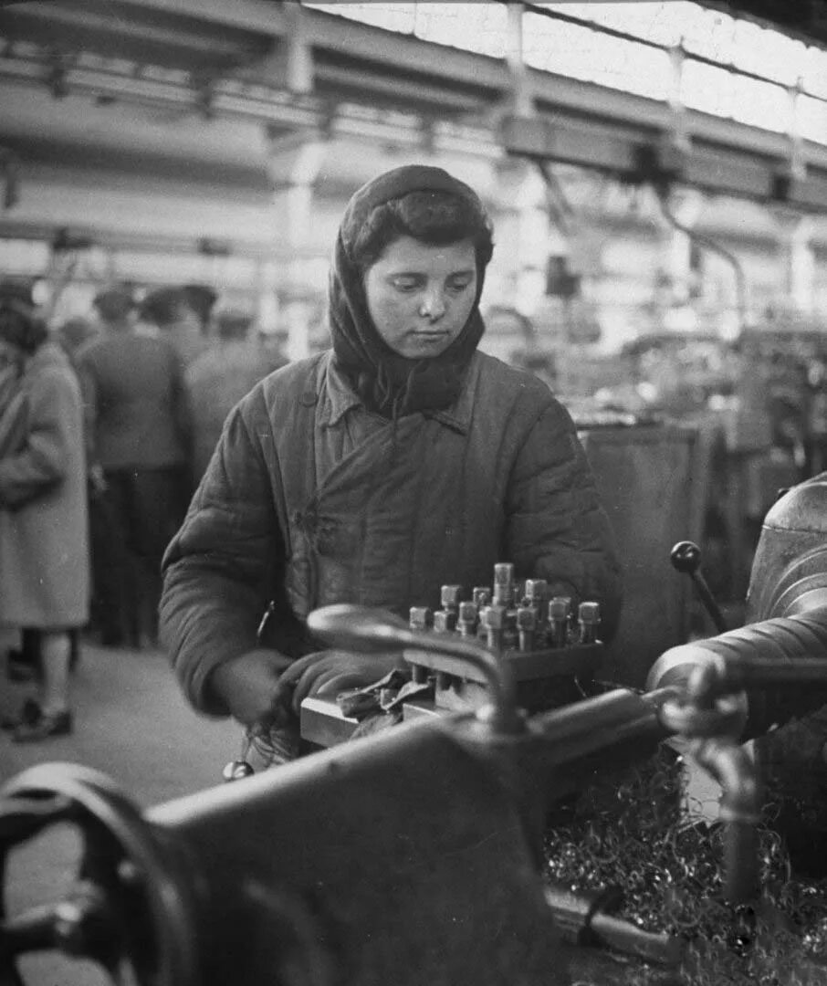 Советские женщины на заводе. Советские люди на заводе. Советские рабочие в годы войны. Рабочие на заводе СССР. Рабочий труженик