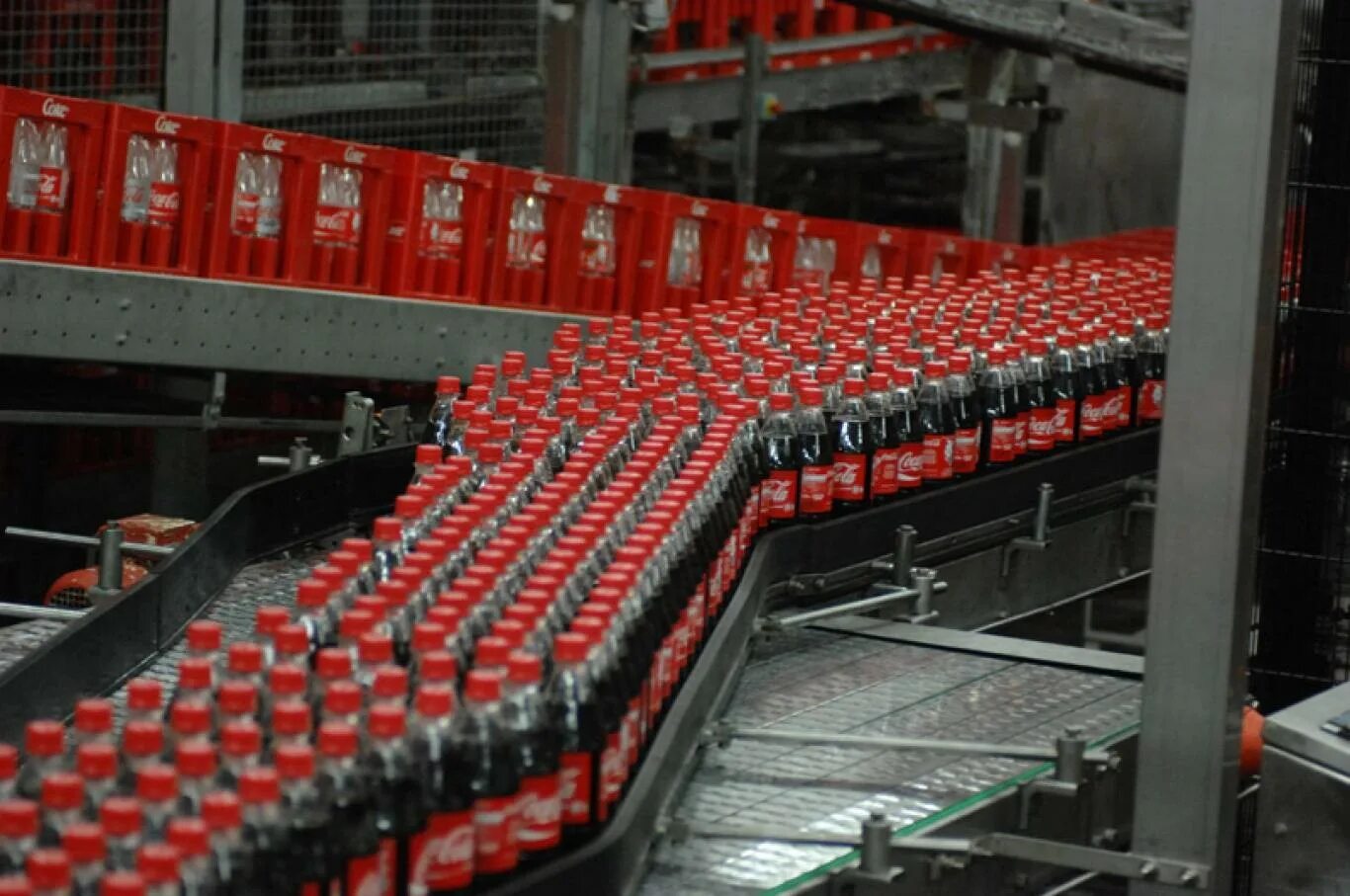Завод Кока-кола в России напитки. Завод Кока кола в США. Производство завода Кока кола. Конвейер Кока кола.