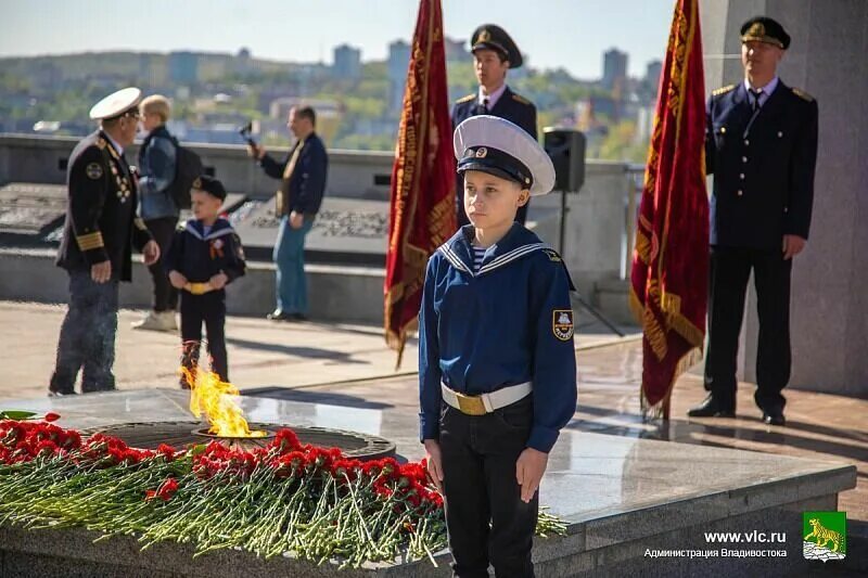 Возложение цветов к Вечному огню. С днем Победы ВМФ. Памятник 9 мая. Возложение цветов к Вечному огню на 9 мая. 9 мая владивосток