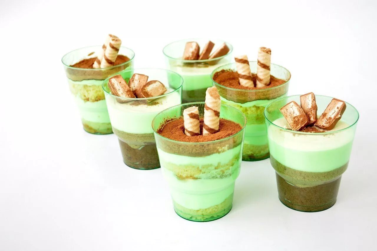 трайфл баунти. мини тортики в стаканчиках. трайфлы рафаэлло в стаканчиках. трайфл красный бархат. десерт в стаканчике трайфл.