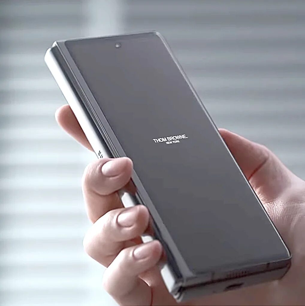 Цена самого дорогого самсунга. Samsung Galaxy z Fold 3. Самый дорогой самсунг z Fold 2. Galaxy z Fold 2 Thom. Samsung самый дорогой смартфон.