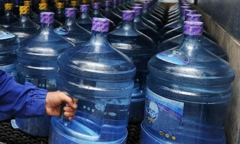 Бутилированная вода. Природная вода. Вода в бутылях запасы. Питьевая вода запасы. Вода питьевая бутилированная.