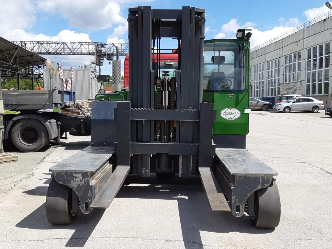 Купить погрузчик в свердловской области. Combilift c4800. Combilift c12000. Боковой погрузчик Combilift. Боковой вилочный погрузчик Комбилифт.