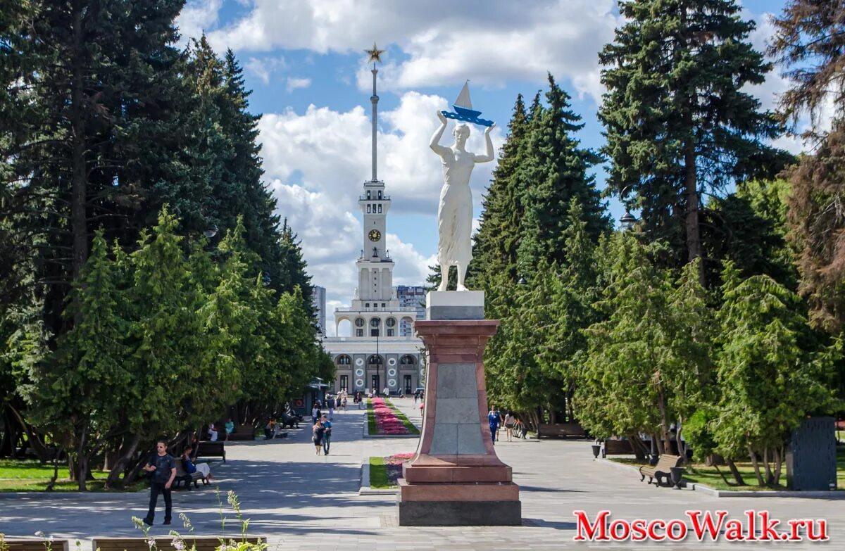 Символы москвы северный речной вокзал. Парк Северного речного вокзала Москва. Северный Речной порт парк. Северный Речной вокзал статуя. Парк Северного речного вокзала памятники.