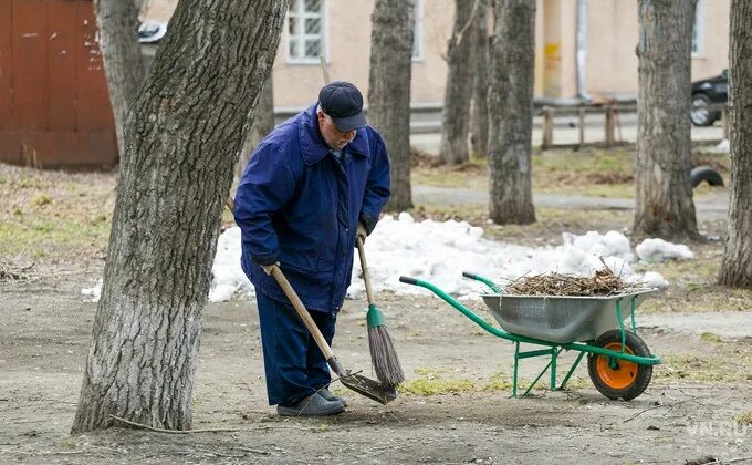 Работа в санкт петербурге дворником. Питерские коммунальщики убирают снег. Работа в санкт петербурге дворником. Дворник. Работа в санкт петербурге дворником.