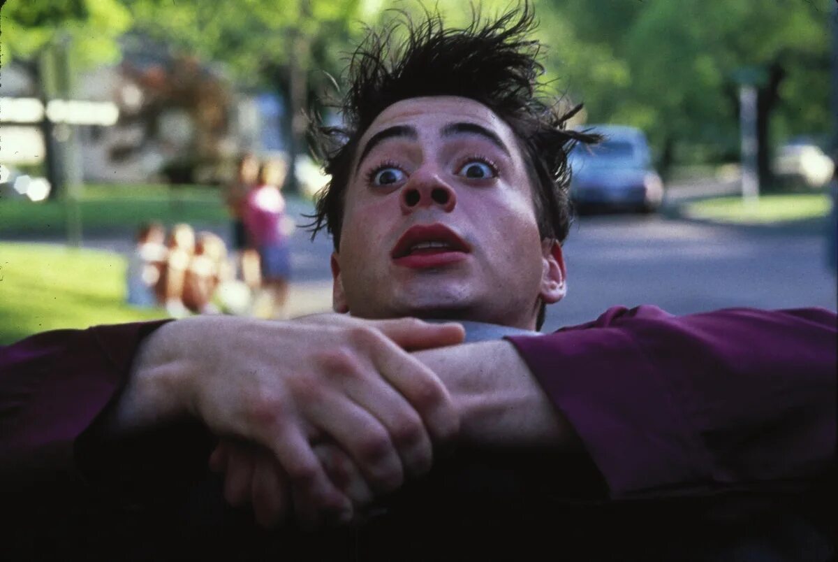 John is than i am. Джонни будь хорошим 1988. Джонни будь хорошим Роберт Дауни-мл. Роберт-Дауни младший 1988. Роберт Дауни младший молодой.