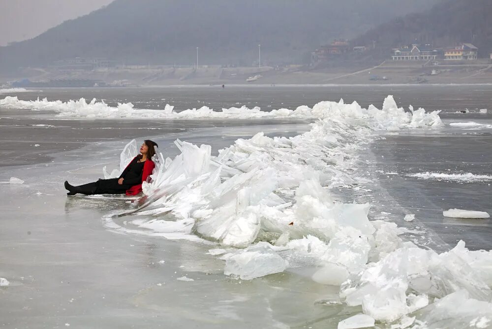 Провинция хэнань водопад. Провинция хэнань водопад. Река сонхуа замерзает в китае где на поверхности расцветают картины. Чегемские водопады февраль 2023. Китай замерз.