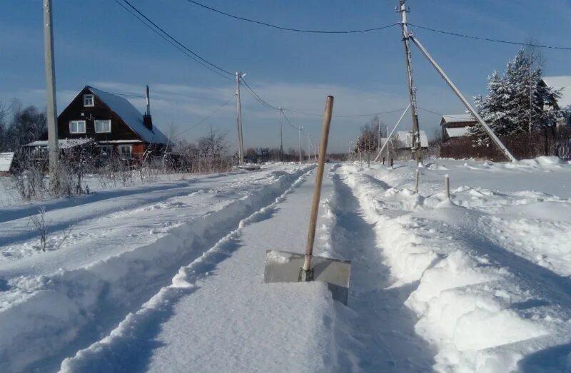 Сугробы в деревне. Снежные сугробы в деревне. Расчистка дорог от снега в деревне. Снег по крышу в деревне. Деревня сугробы