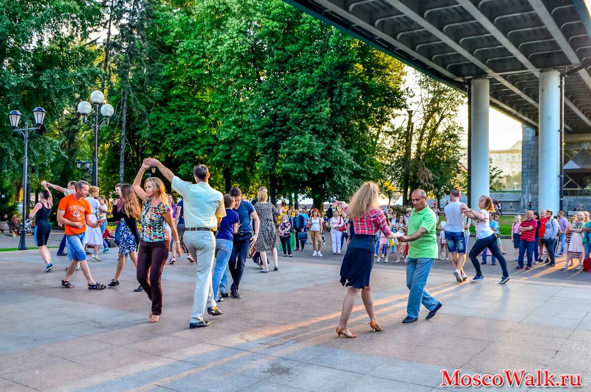 Около парка горького. Парк Горького Москва Танцплощадка в парке. Парк Горького танцевальная площадка. Парк Горького Москва площадки танцевальные. Площадка для танцев в парке Горького Москва.