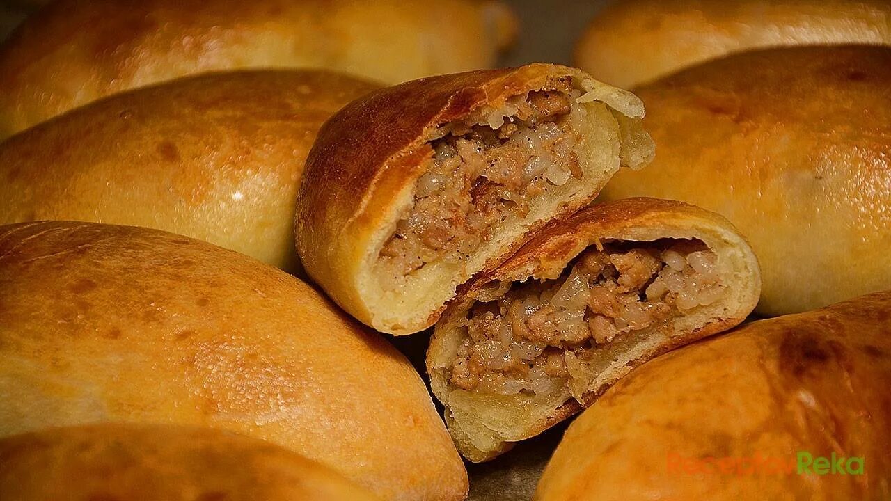 бездрожжевое тесто для пирога в духовке. пирог с капустой и фаршем в духовке. пироги с капустой. осетинский пирог с курицей и сыром. пирог со шпинатом.