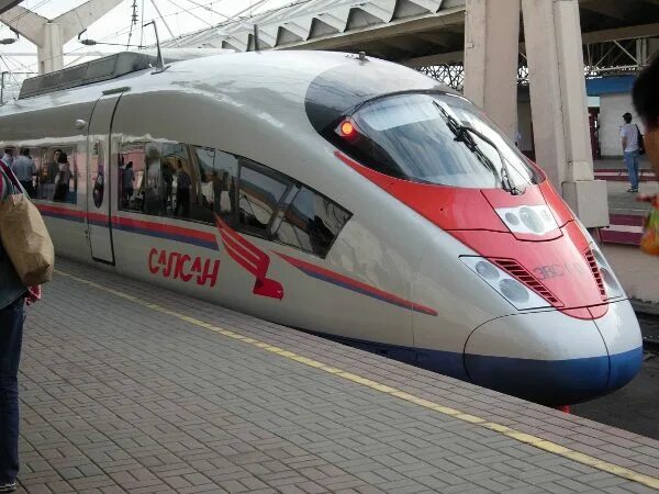 Сапсан на ленинградском вокзале. Московский вокзал сапсан платформа. Ленинградский вокзал сапсан. Московский вокзал санкт-петербург сапсан. Поезд москва питер сапсан.
