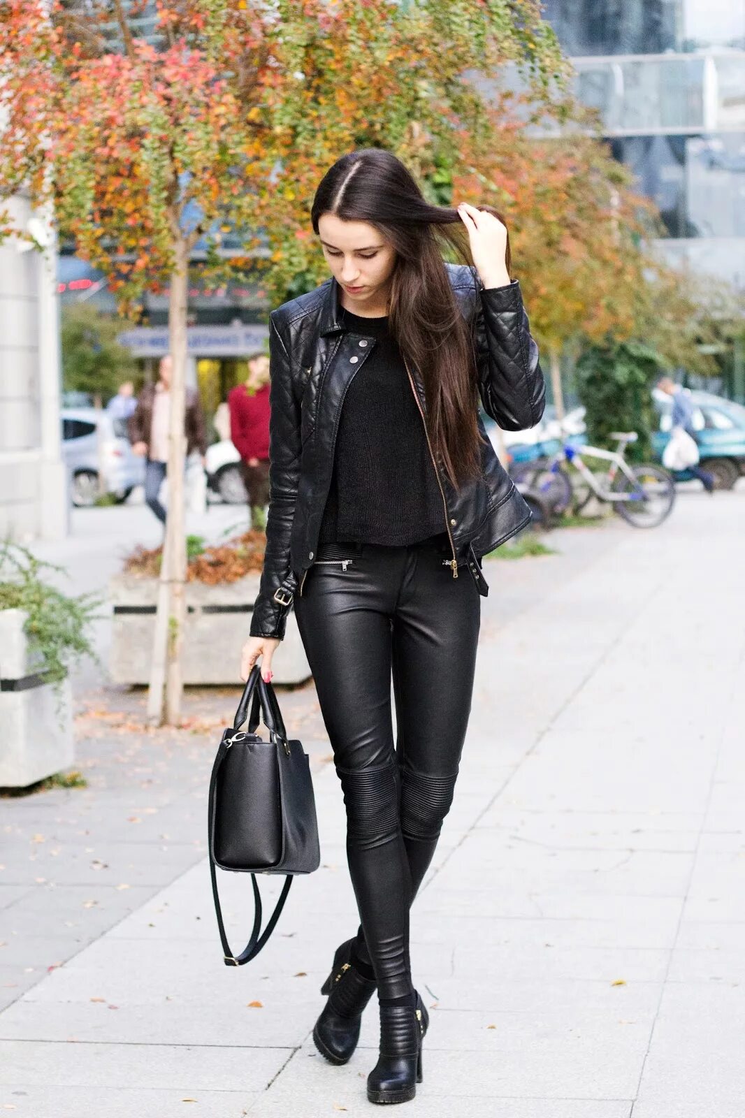 Нина добрев в кожаной куртке. Образ с кожаными штанами. Что можно одеть с кожаными штанами. Луки с кожаными штанами. Кожаные штаны.