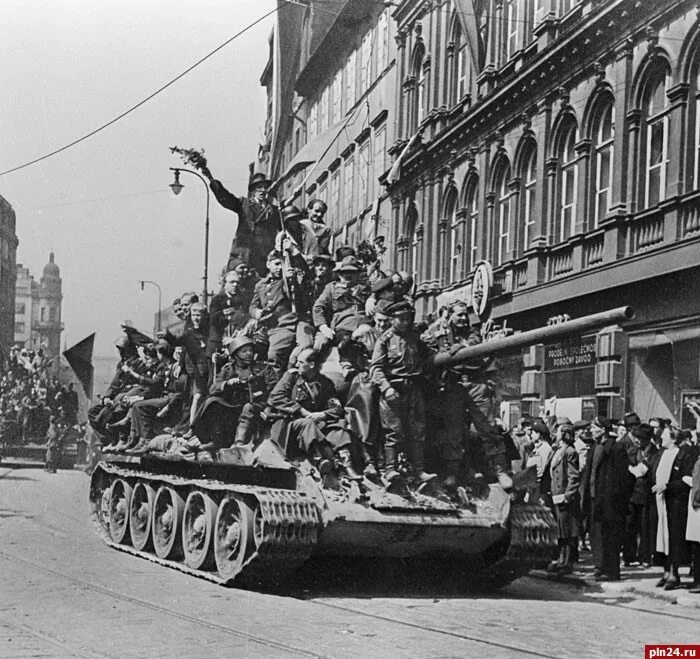 Красная армия в чехословакии. Победа в Великой Отечественной войне 1941-1945. Встреча советских войск в Праге 1945. Советские солдаты в Праге. 1945 Г.. Фотографии встреча красной армии 1941-1945 в Праге.