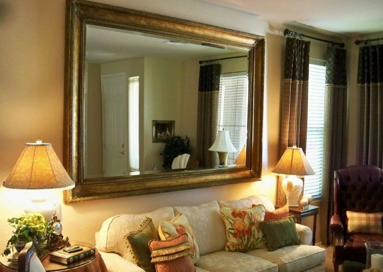 Зеркала в интерьере гостиной. Зеркало над диваном в гостиной. Зеркало в раме для гостиной. Зеркало в гостиную над диваном.