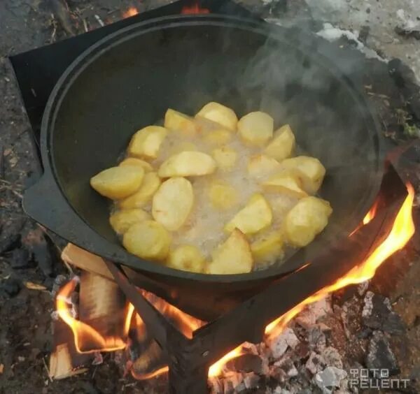 Ребрышки с картошкой в казане рецепт. Картошка с ребрышками в казане на костре. Рёбрышки свиные с картошкой в казане на костре. Ребра с картошкой в казане на костре. Ребрышки в чугунке с картошкой на костре.