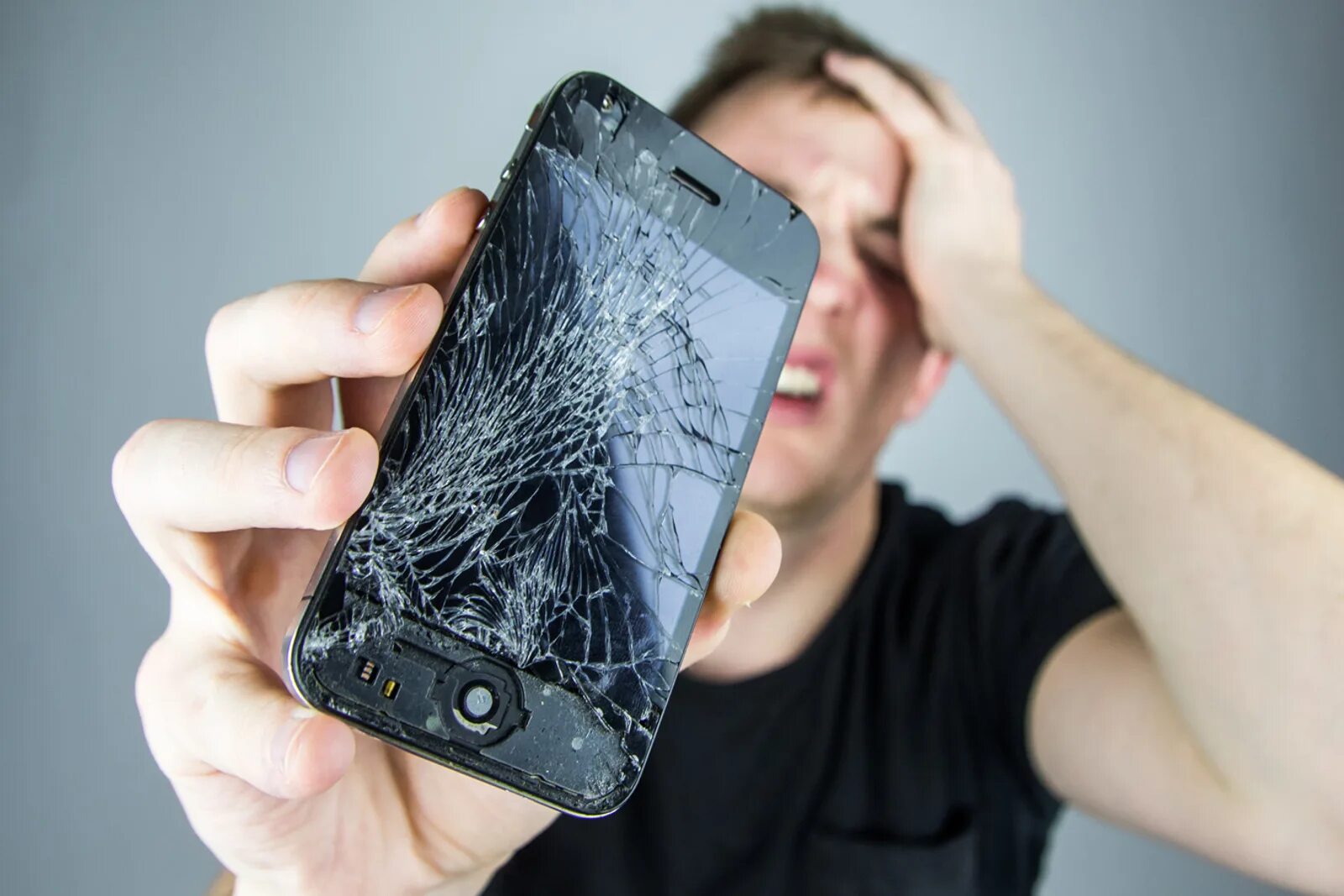твой телефон сломался. ребенок разбил смартфон. твой телефон сломался. сломался телефон. разбитый смартфон.