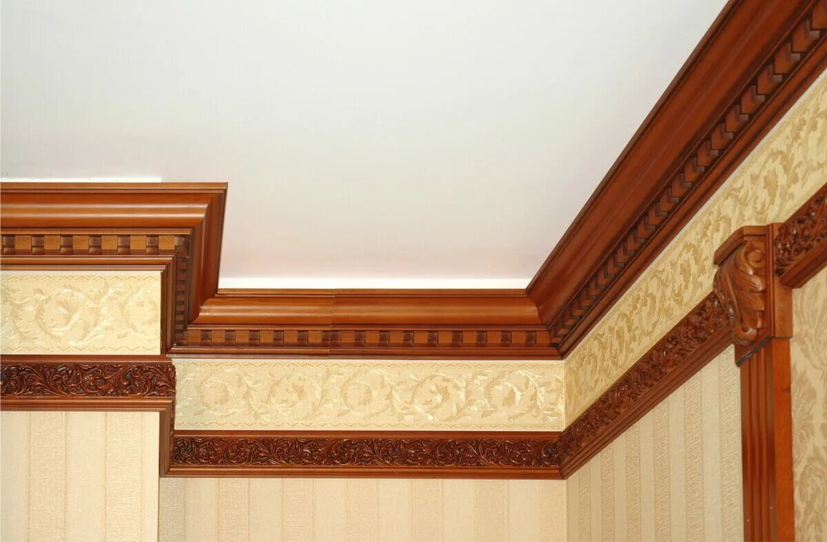 Панель фриза. Плинтус галтель потолочный. Плинтус потолочный деревянный. Декоративный потолочный плинтус. Деревянный плинтус для потолка.