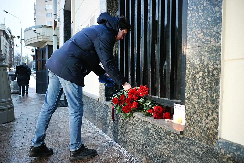 Турецкое посольство в Москве. Цветы у посольства Турции. Несут цветы к посольству. Москвичи несли цветы к посольству.