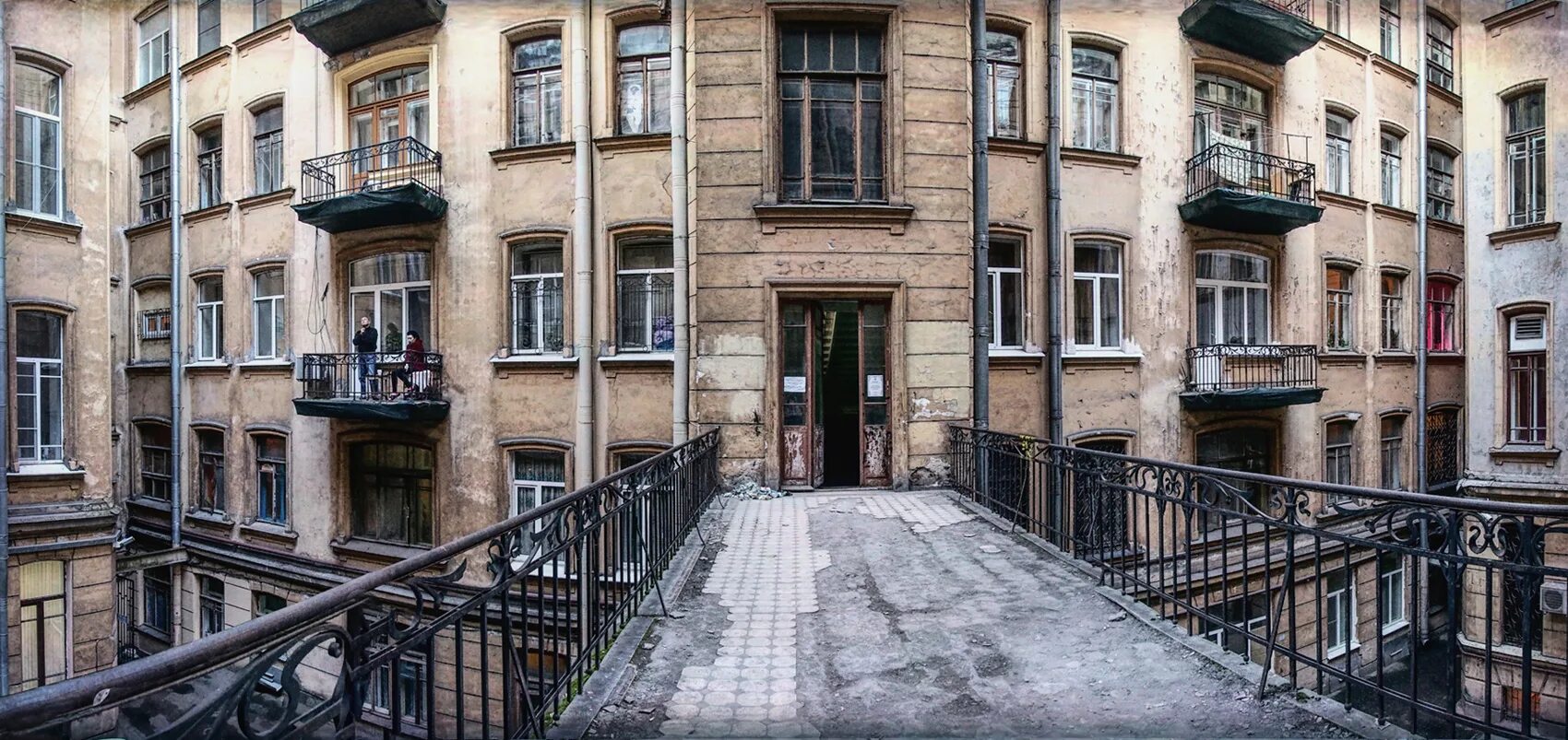 Отзывы дворик санкт петербург. Красивые питерские дворы рубинштейна. рубинштейн улица двор старые. дворы с балконами в центре петербурга. питерские дворики из окна.