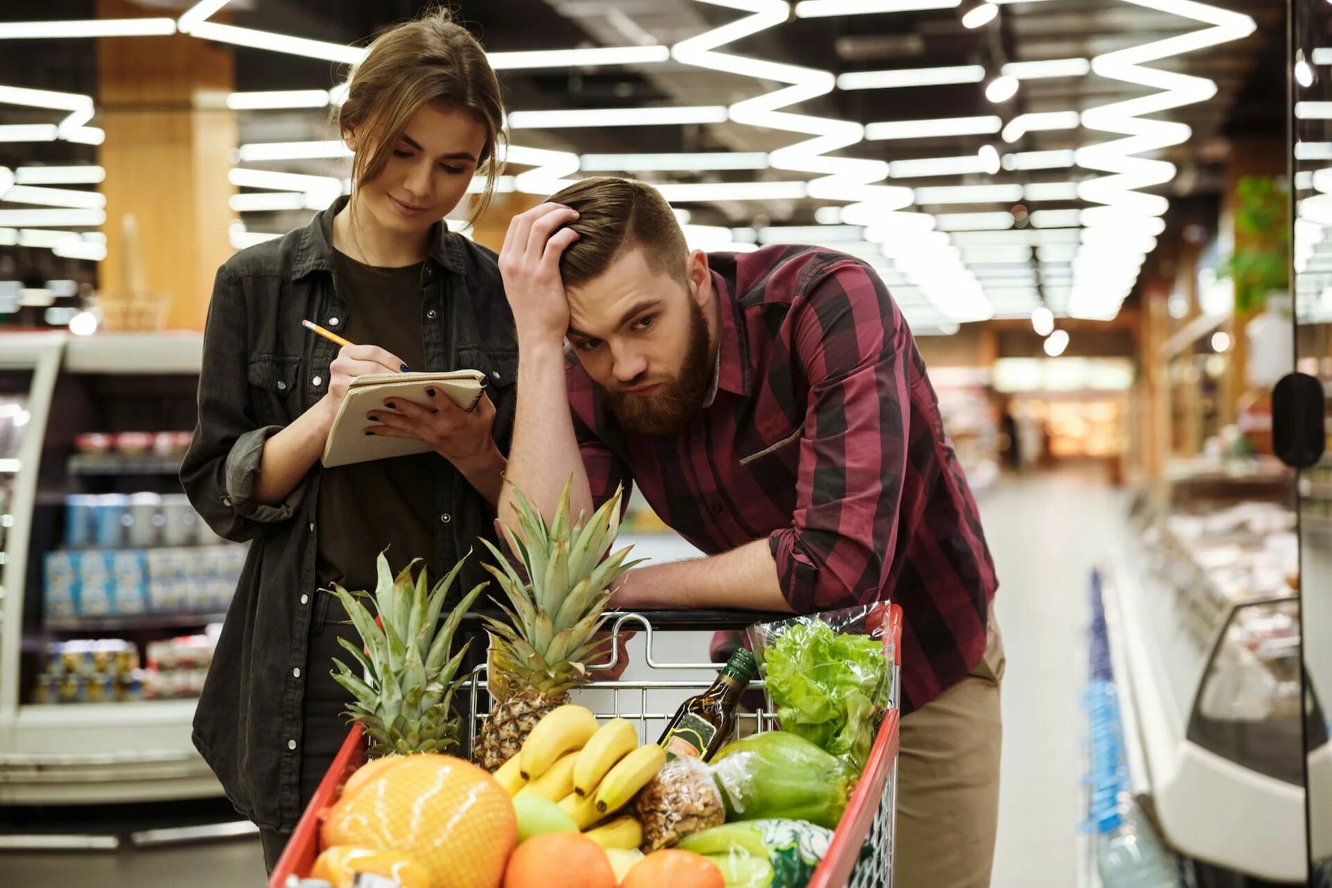 He work in a shop. Шоппинг в продуктовом магазине. Пара в супермаркете. Шоппинг в супермаркете. Парочки в супермаркете.