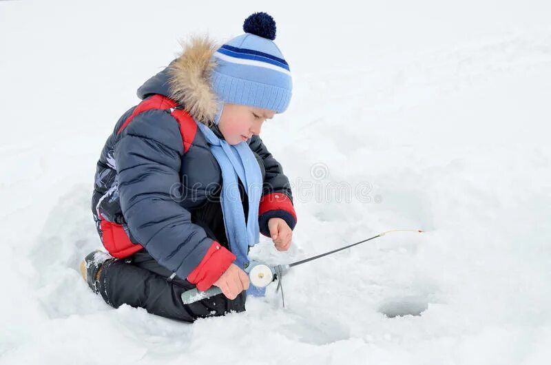 Frozen удочка. Дети на зимней рыбалке. Рыба на снегу. Мальчики на рыбалке зимой картинки. Ельчики на снегу рыба.