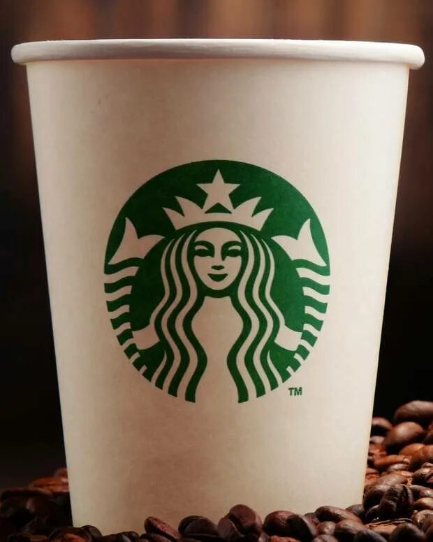 Эмма робертс старбакс. Starbucks (sbux). Лимонад старбакс. Кофе из кафе старбакс. Американский старбакс.