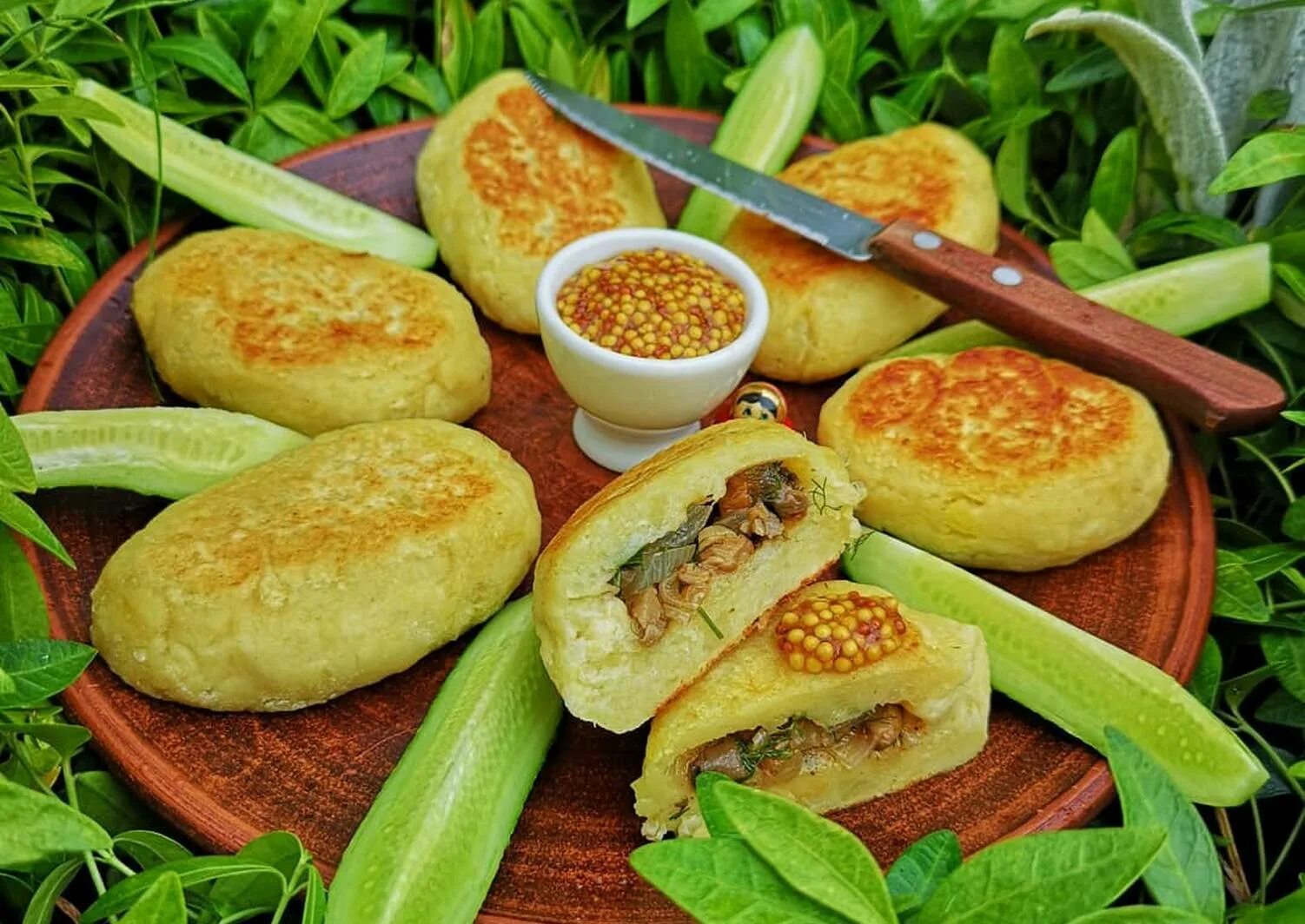 Картофельные пирожки с грибами. Картофельные пирожки с начинкой. Картофельные пирожки с фаршем. Пирожки из картошки на сковороде. Картофельное тесто с начинкой